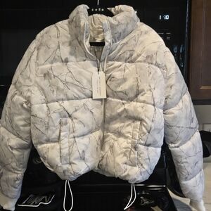 Netter Together Marble-Print Light Gray & white Cropped Puffer Jacket. Size L